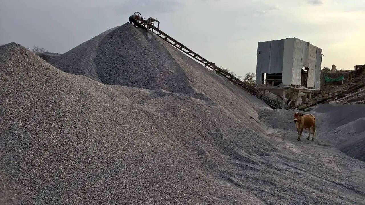 बलौदाबाजार में छह क्रशर सीलबंद, सारंगढ़-बिलाईगढ़ में अवैध रेत उत्खनन में प्रयुक्त चौन माउंटेन जब्त