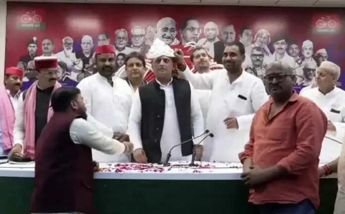 बांदा : पूर्व विधायक पुत्र मयंक द्विवेदी ने छोड़ी बसपा, थामा साइकिल का हाथ