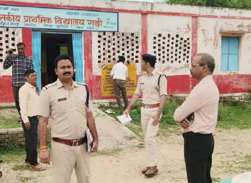 दतिया विधानसभा उपचुनावः व्यय प्रेक्षक ने अकाउंट, वीवीटी एवं एसएसटी टीमों का किया निरीक्षण