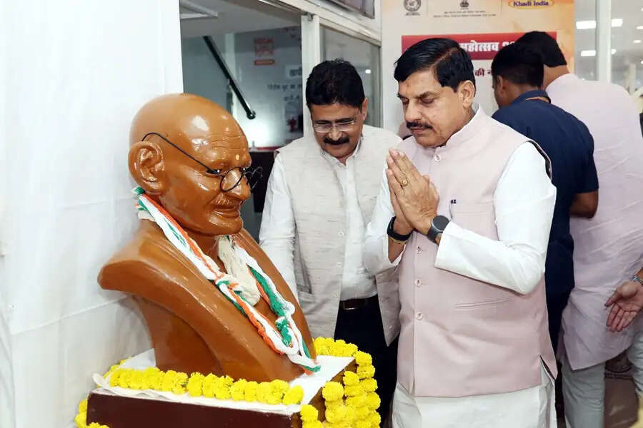 खादी अपनाएं, स्वदेशी की ओर बढ़ें : मुख्यमंत्री डॉ. यादव