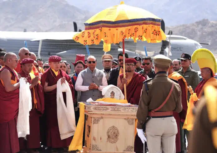 लेह में पिपराहवा में बुद्ध के अवशेषों को 14 दिवसीय प्रदर्शनी के बाद भावपूर्ण विदाई दी गई