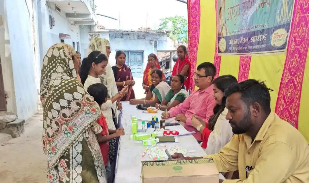 आयुष हेल्थ कैंप में 112 लोगों के स्वास्थ्य की जांच