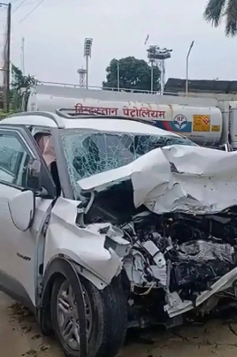देवरिया में दो कारों की भिड़ंत में चालक की मौत, नाै घायल