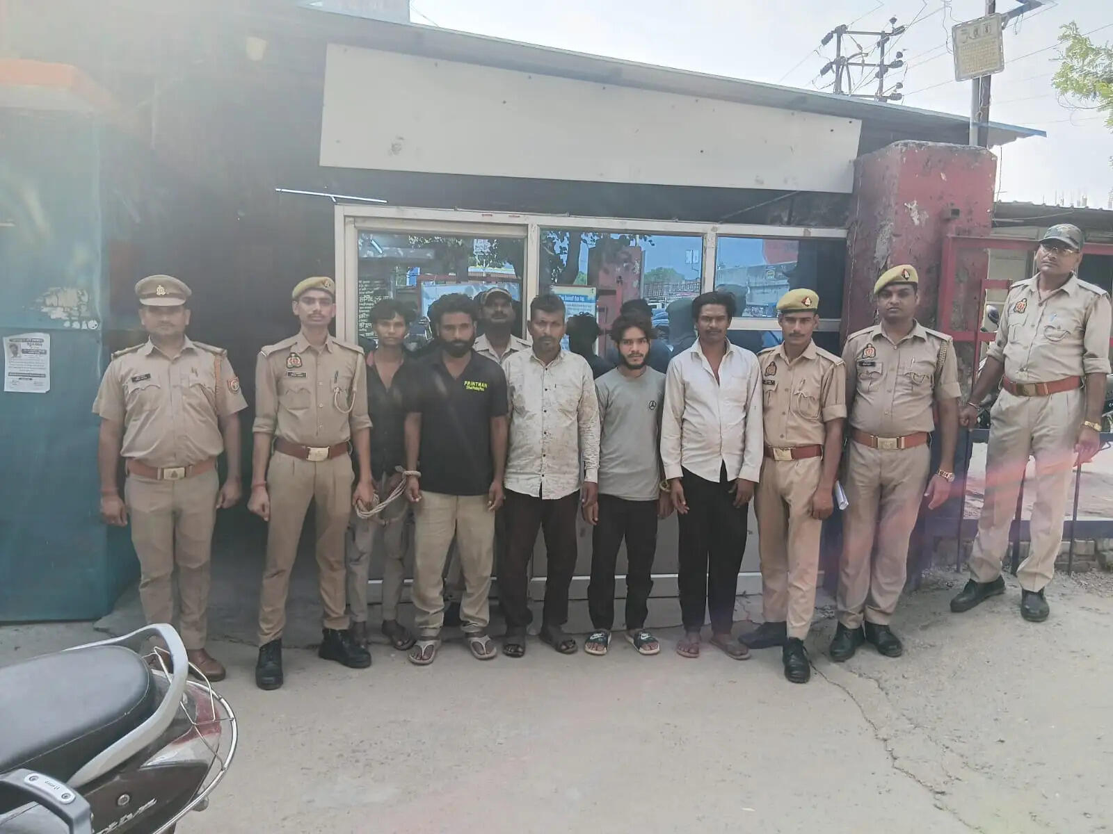 धर्मांतरण के दबाव का विरोध करने पर परिवार से मारपीट, पांच गिरफ्तार