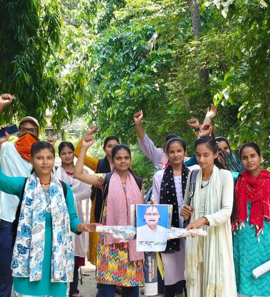 शोध छात्र संगठन की छात्रा इकाई ने जेपीयू कुलपति के पुतले को भेंट की लाली, बिंदी, चूड़ी और साड़ी