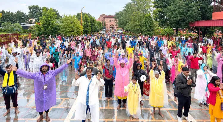 मौसम पर भारी पड़ी आस्था, बारिश के बीच दंडवत यात्रा में उमड़ा श्रद्धालुओं का सैलाब