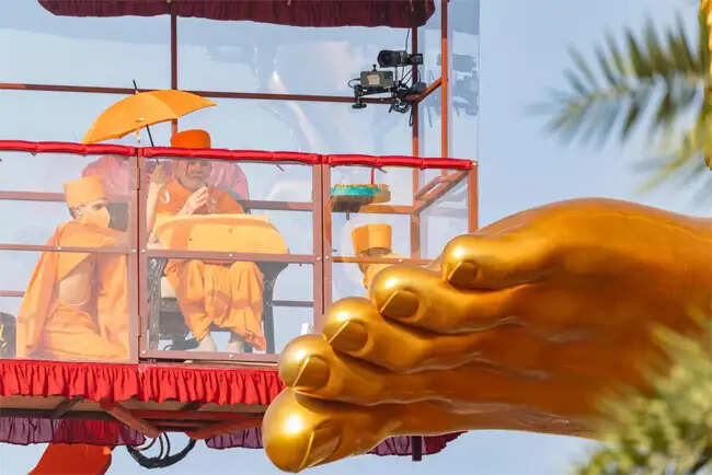 दिल्ली के अक्षरधाम मंदिर में पूरे विधि-विधान से स्थापित की गयी नीलकंठ वर्णी की 108 फुट ऊंची प्रतिमा