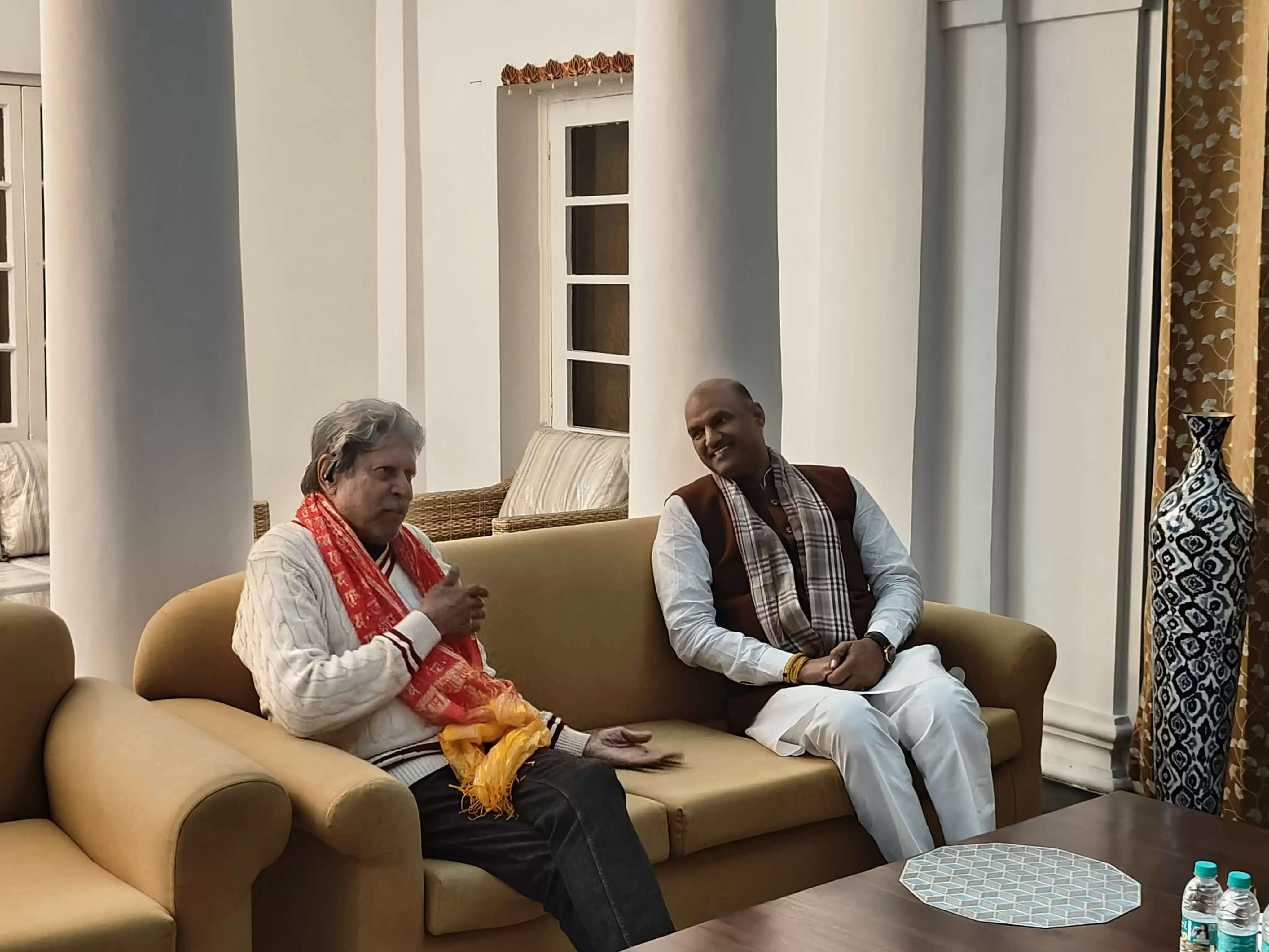 सांसद सीपी जोशी की दिग्गज क्रिकेटर कपिल देव से भेंट, चित्तौड़ आने का दिया आमंत्रण