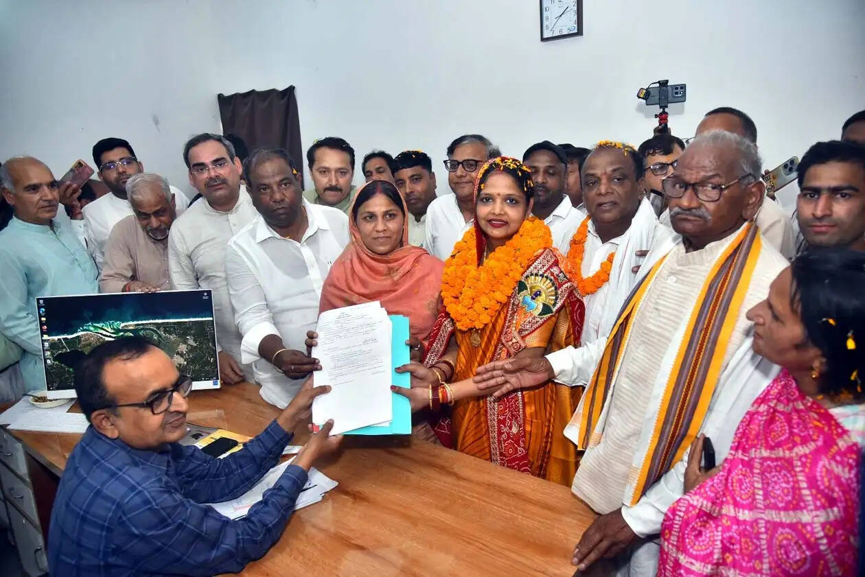 हिसार : उकलाना नगरपालिका चेयरमैन उम्मीदवार निकिता गोयल ने दाखिल किया नामांकन