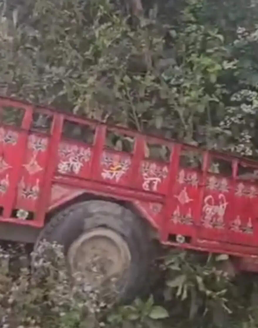 मुंडन से लौट रही ट्रैक्टर ट्राली खाईं में गिरी, 20 घायल चार की हालत गंभीर