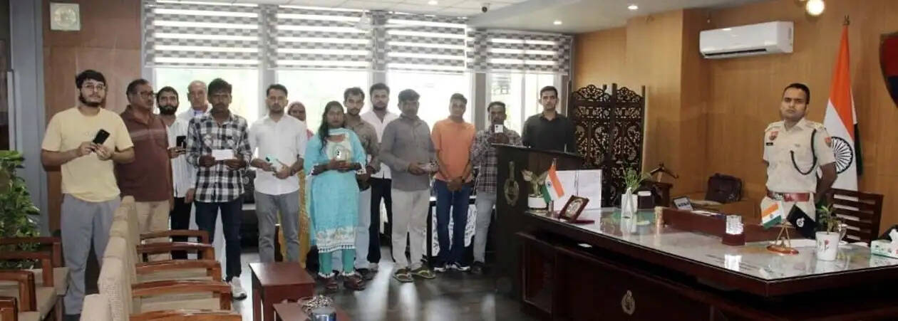 हिसार में साइबर सेल ने 21 गुमशुदा मोबाइल बरामद कर मालिकों को लौटाए