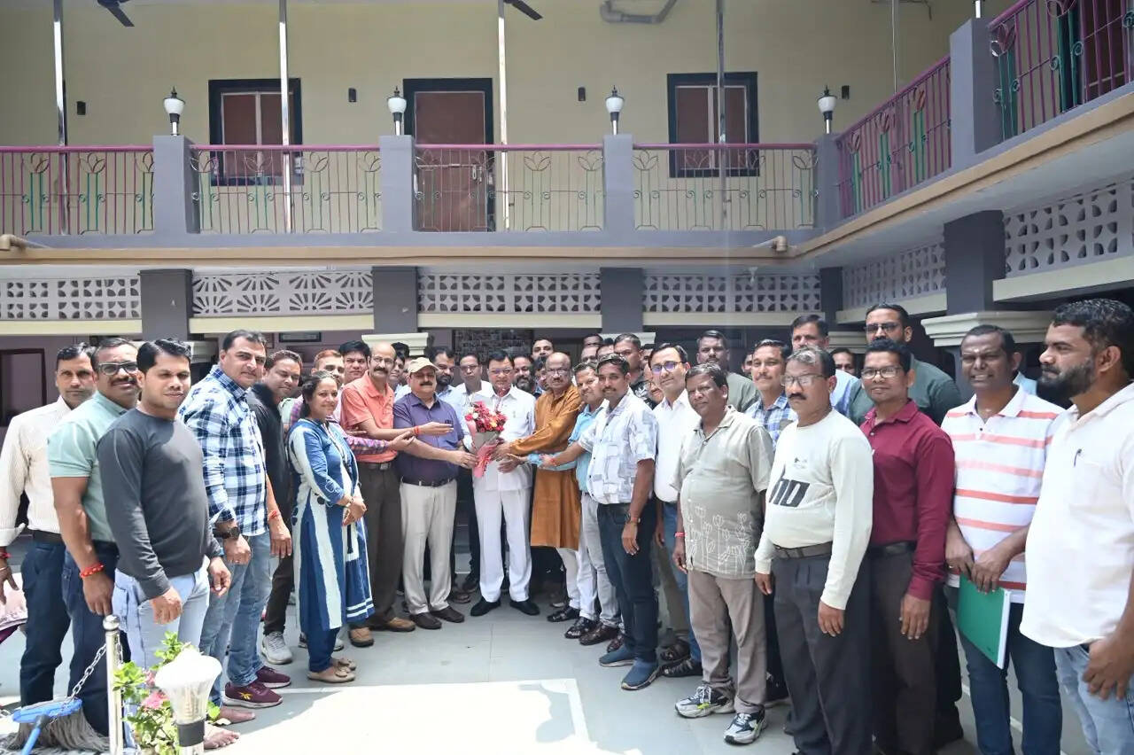 पुरानी पेंशन की मांग को लेकर अधिकार मंच ने उद्योग मंत्री को सौंपा संयुक्त ज्ञापन