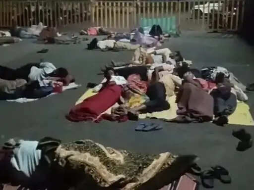 झाबुआ कलेक्ट्रेट परिसर में&nbsp;मुआवजे की मांग पर&nbsp;किसानों का धरना जारी,&nbsp;दाल-बाटी खाकर खुले आसमान के नीचे गुजारी रात