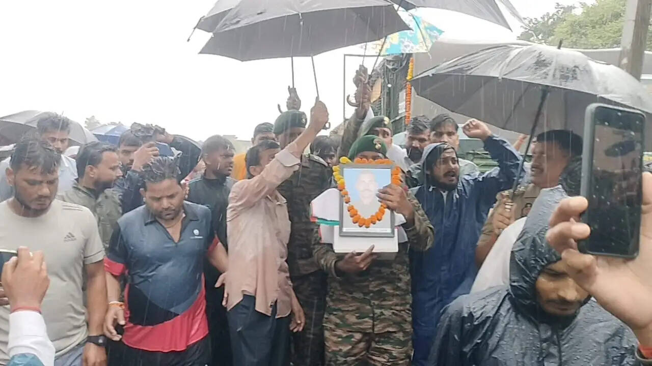 औरैया : अग्निवीर विनोद यादव की 44 दिन बाद गांव पहुंची अस्थियां, नम आंखों से दी अंतिम विदाई