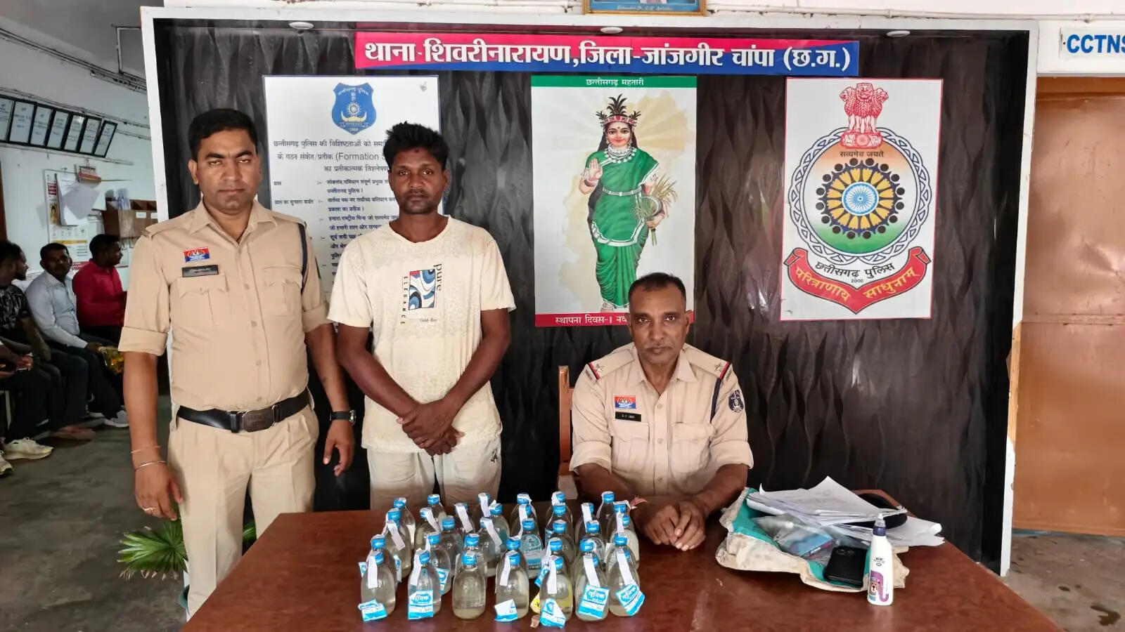 35 पाव देशी शराब के साथ आरोपित गिरफ्तार, शिवरीनारायण पुलिस की कार्रवाई