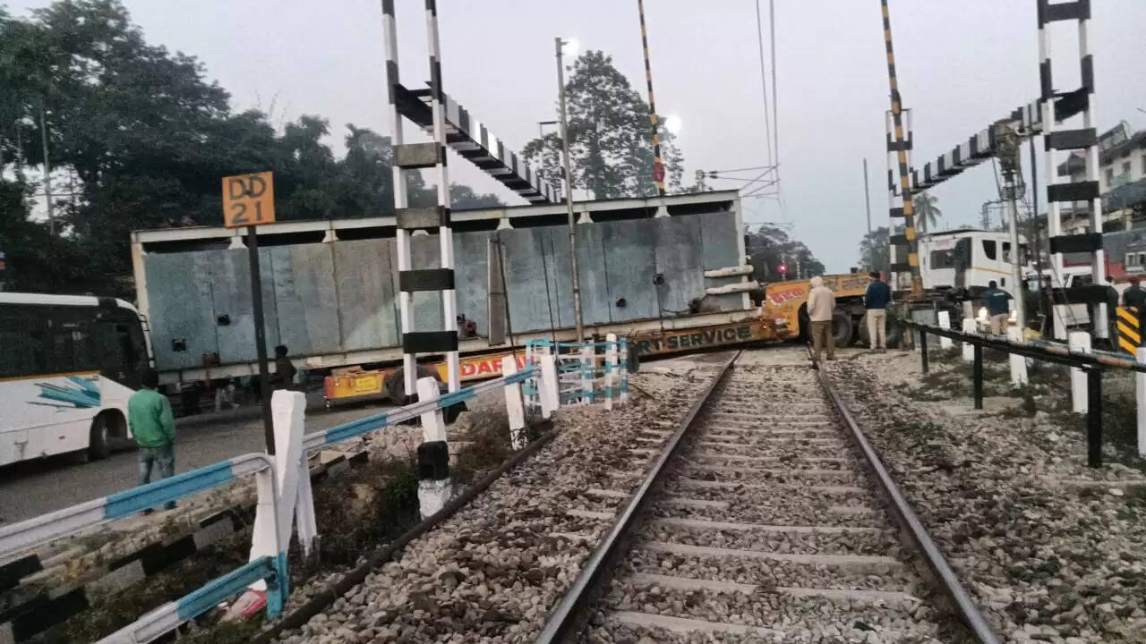 रेलवे फाटक पर फंसा ओवरसाइज ट्रक, कई घंटे ठप रही ट्रेन सेवाएं