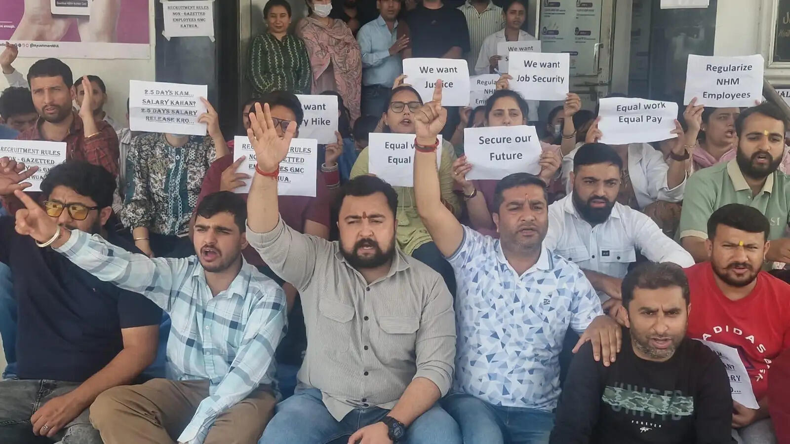 जीएमसी कठुआ में कर्मचारियों की हड़ताल शुरू, मांगें पूरी न होने पर बड़े आंदोलन की चेतावनी