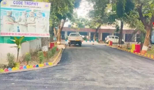 सीआरपीएफ प्रांगण में 53 लाख की लागत से बनी पिच रोड, दीवारों का कार्य जारी