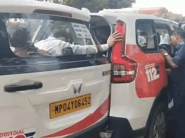 खरगोन में दो कारों की आमने-सामने भिड़ंत, एक की मौत, 7 घायल
