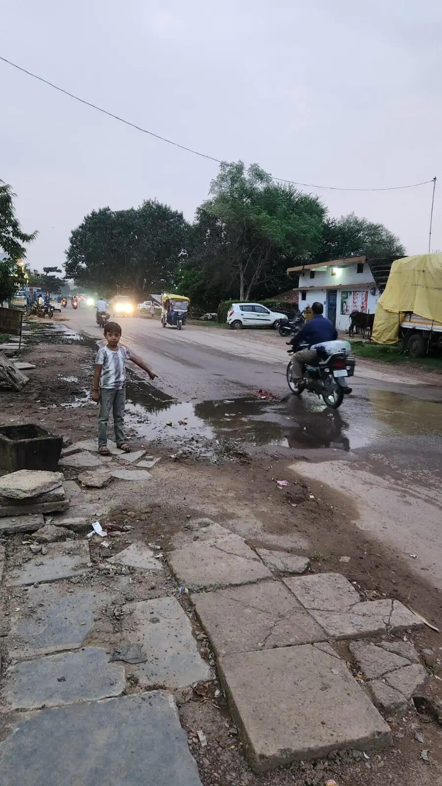 सड़क पर बह रहा नाली का गंदा पानी, राहगीर परेशान