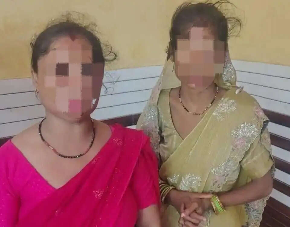 गले से सोने की चेन खींचने वाली दो महिलाएं गिरफ्तार
