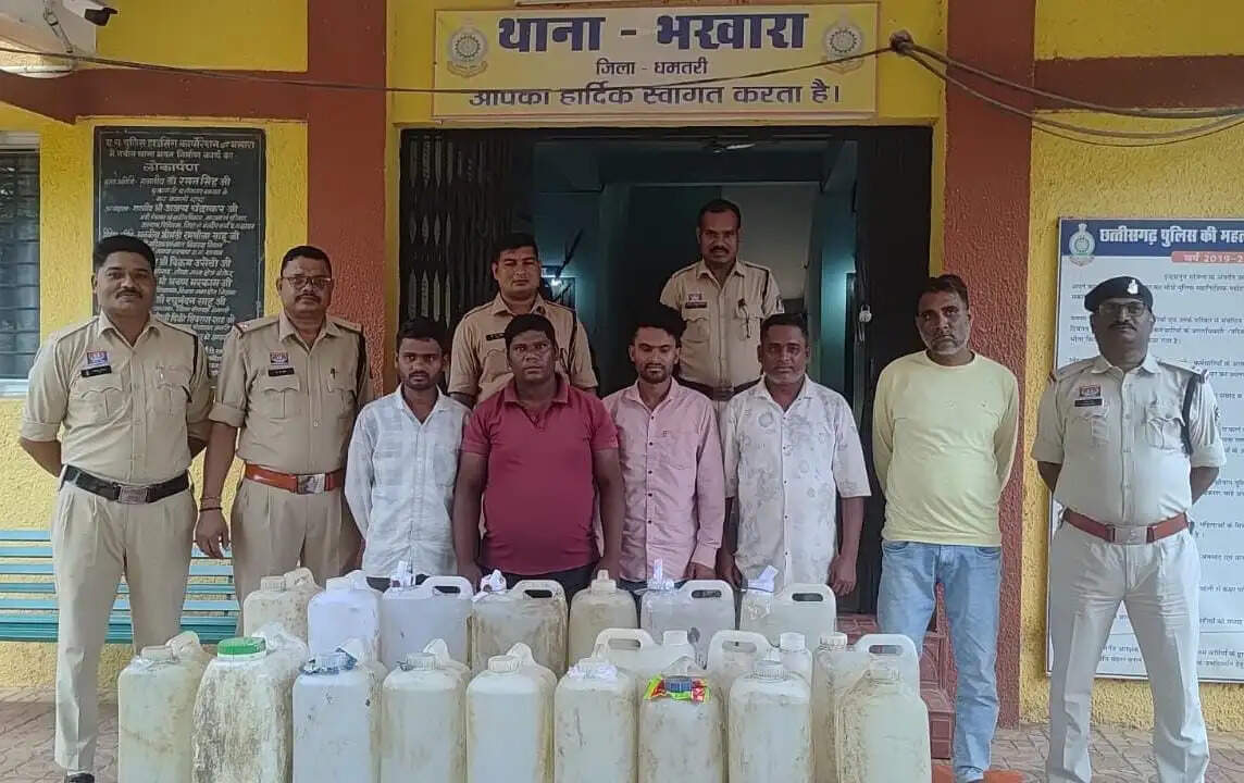 210 लीटर महुआ शराब के साथ कोपेडीह गांव के पांच ग्रामीण फिर गिरफ्तार, भेजे गए जेल