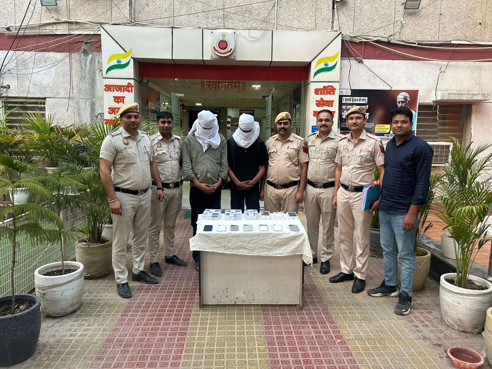 ओलेक्स पर आईफोन बेचने वालों को बनाते थे निशाना, दो आरोपित गिरफ्तार, 13 फाेन बरामद