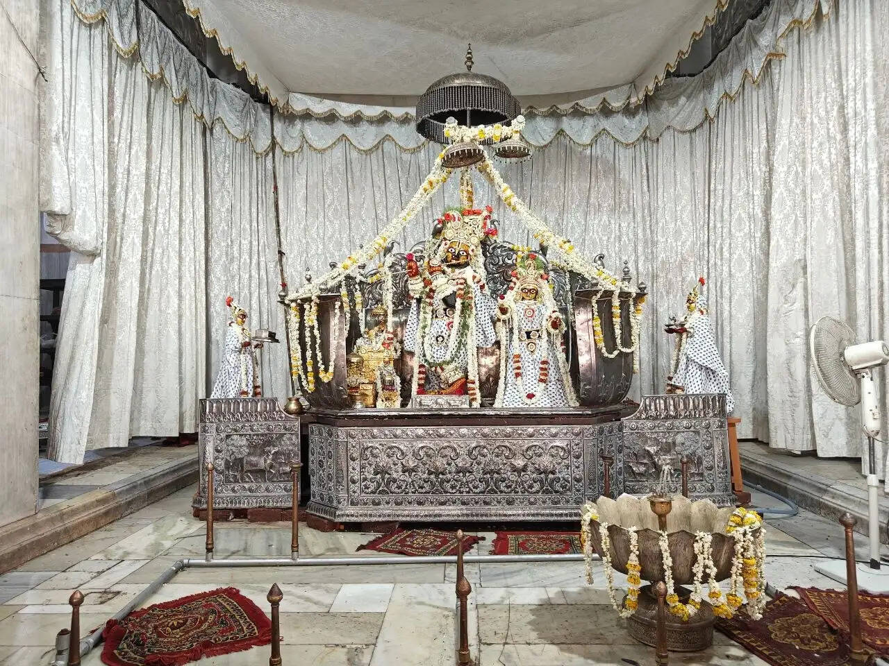 अमावस्या पर गोविंद देवजी मंदिर में ठाकुर श्रीजी का हुआ पंचामृत अभिषेक