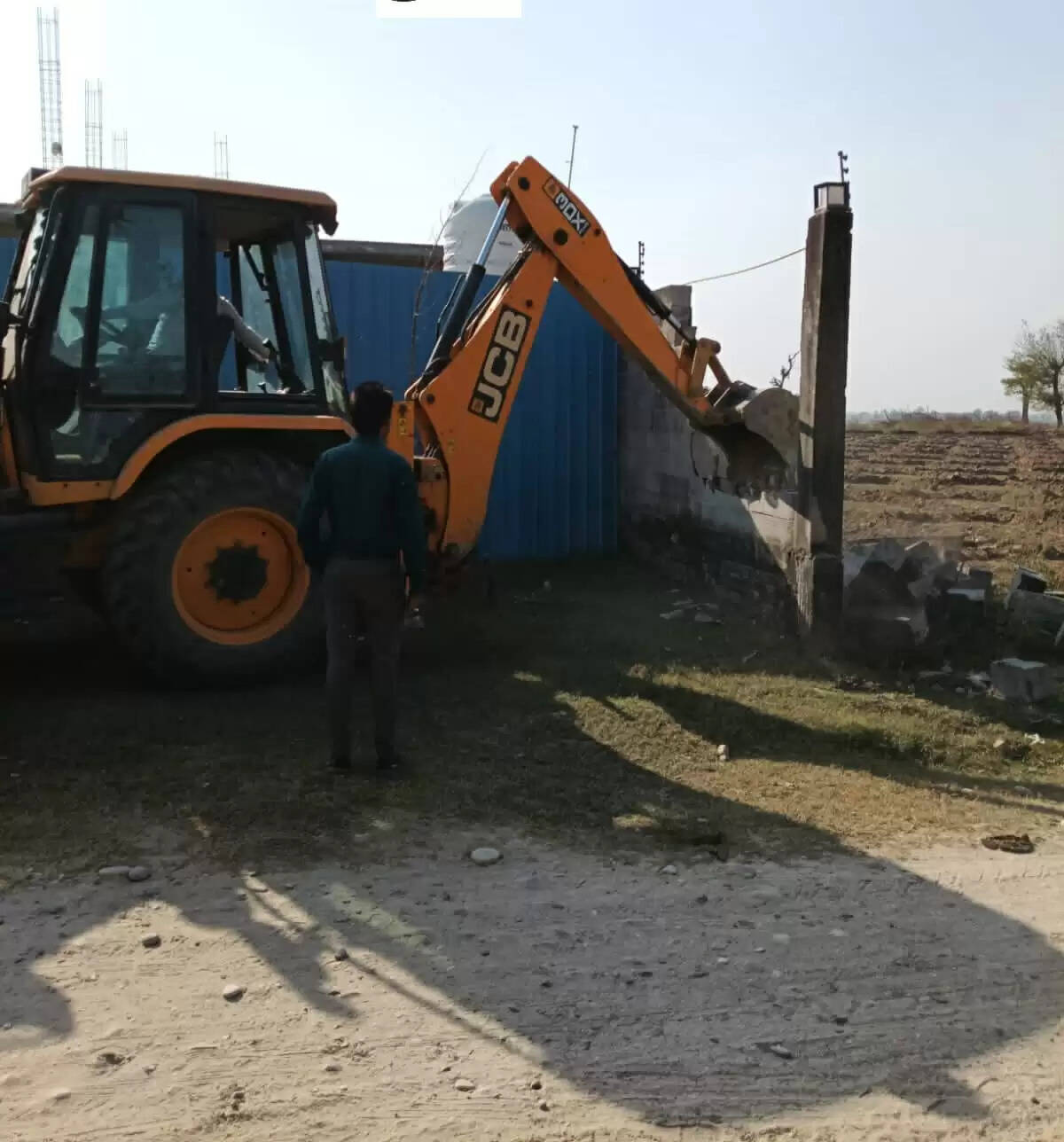 प्रशासन ने सरकारी भूमि से हटाया अतिक्रमण, एचआरडीए ने किये तीन अवैध निर्माण सील