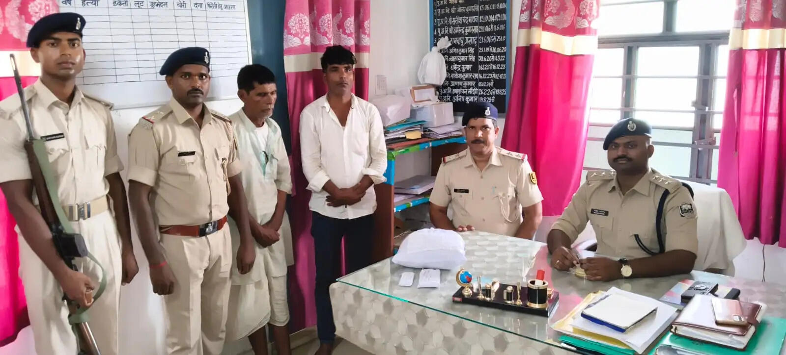 गांजा सहित मोटरसाइकिल सवार दो तस्कर गिरफ्तार