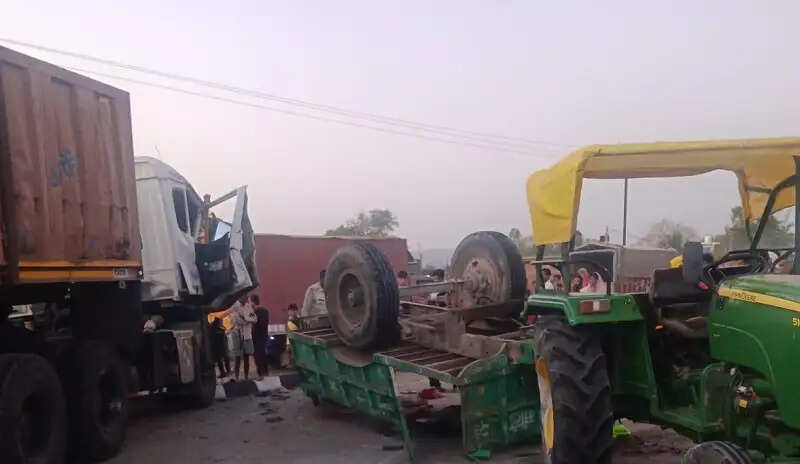 (अपडेट) मैहर में ट्रेलर ने खड़ी ट्रैक्टर-ट्रॉली को मारी टक्कर, 15 लोग घायल