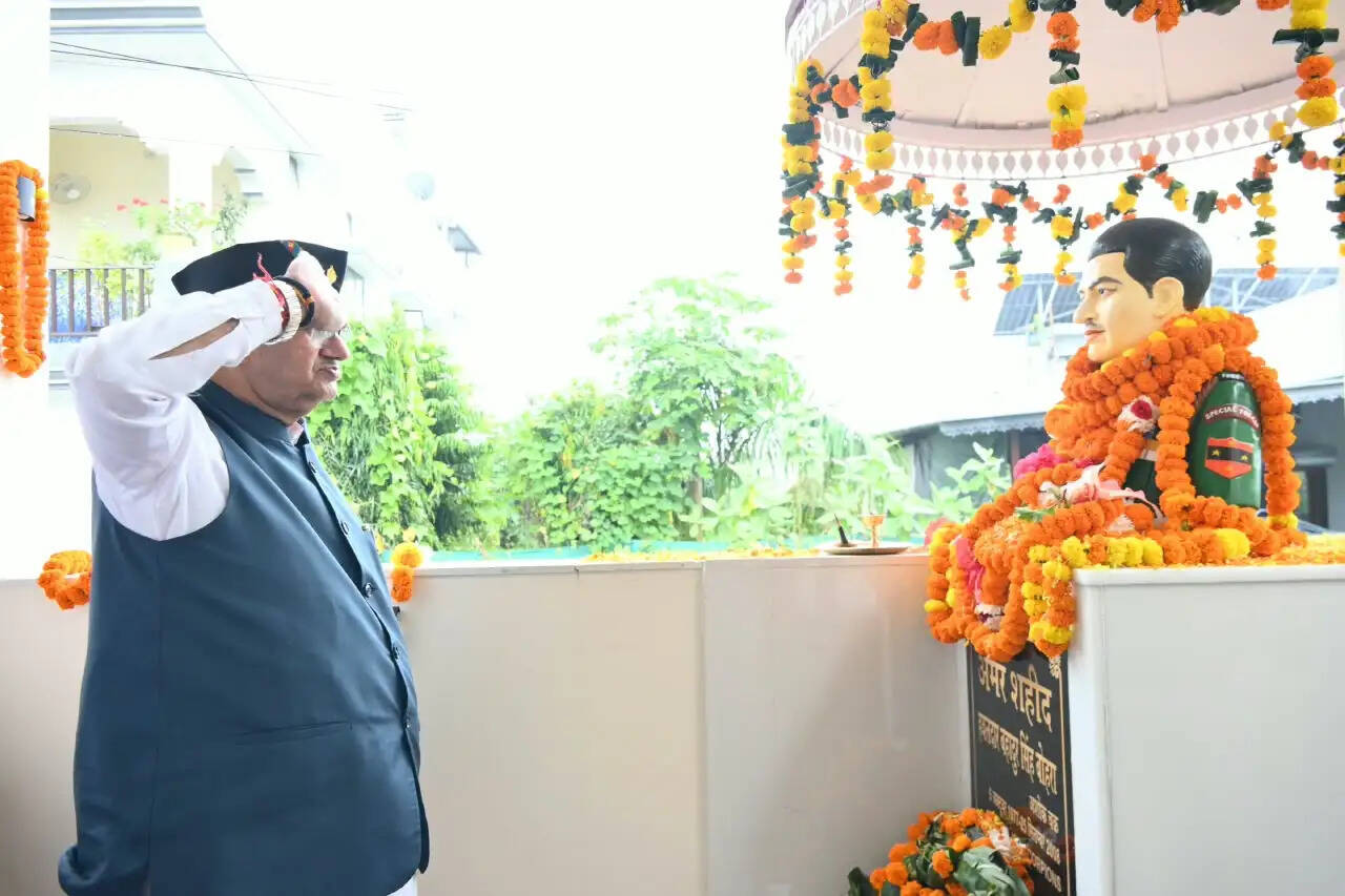 गणेश जोशी ने शहीद हवलदार बहादुर सिंह बोहरा को दी श्रद्धांजलि