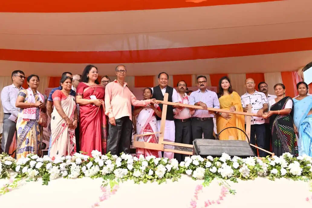 मेगा हैंडलूम क्लस्टर के तहत बुनकरों को उन्नत हथकरघा वितरित