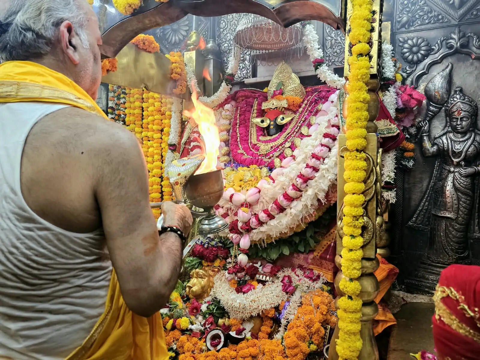 मां ब्रह्मचारिणी के दर्शन को उमड़ा आस्था का सैलाब, जयकारों से गूंजा विंध्यधाम