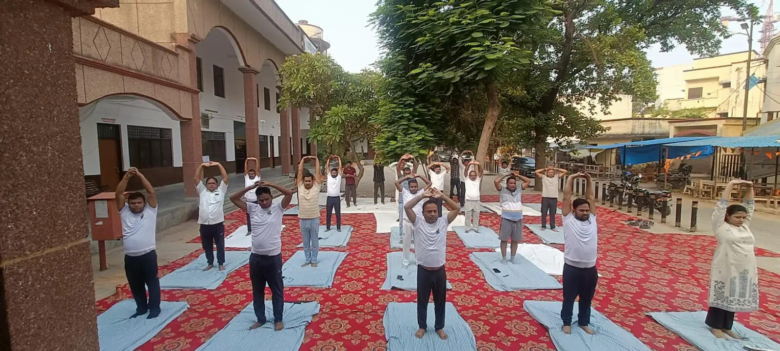 अंतरराष्ट्रीय योग दिवस: गोरखपुर सदर तहसील परिसर में अधिकारियों और कर्मचारियों ने किया सामूहिक योग