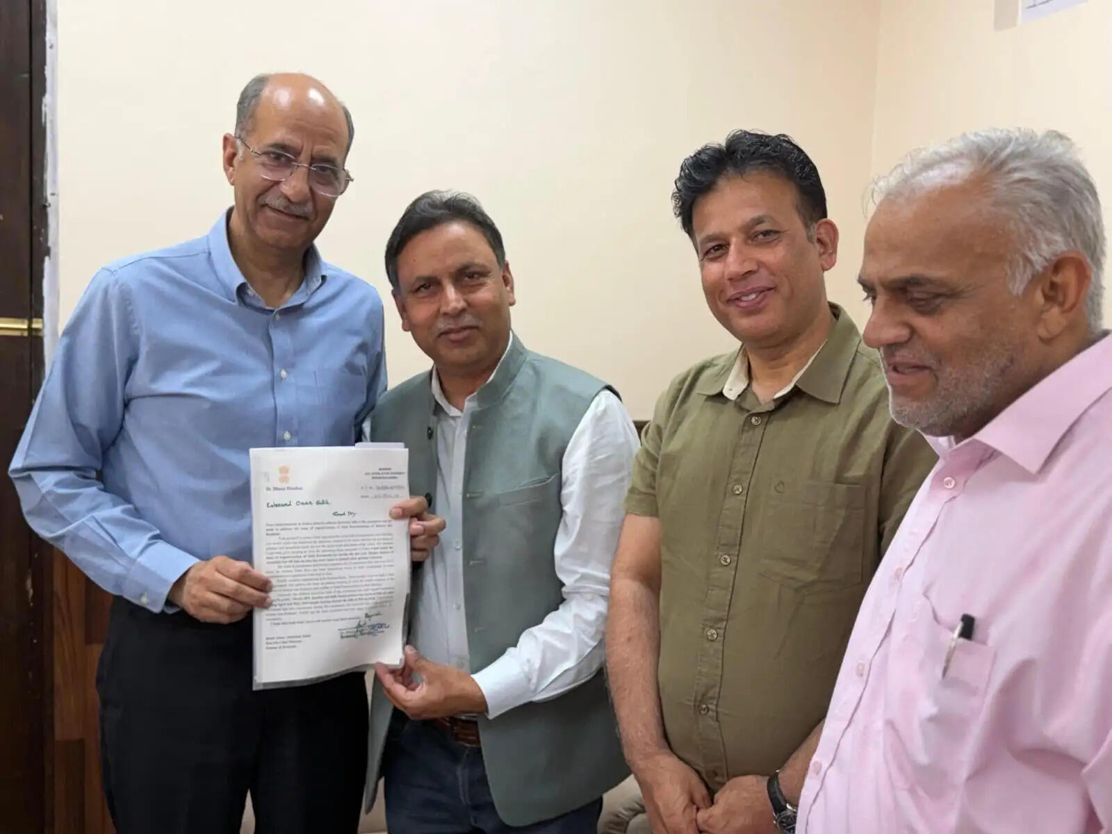 सफाई कर्मचारियों की हड़ताल और बढ़े हुए बिजली बिलों पर विधायक कठुआ ने सीएम से की हस्तक्षेप की मांग
