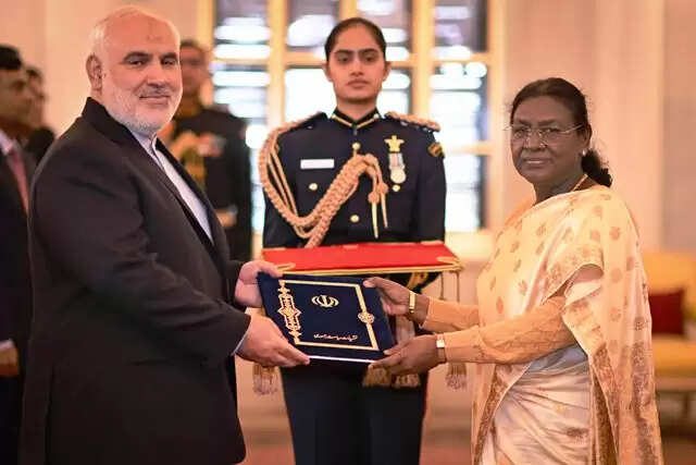 तीन देशों के राजदूतों ने राष्ट्रपति को परिचय पत्र सौंपे