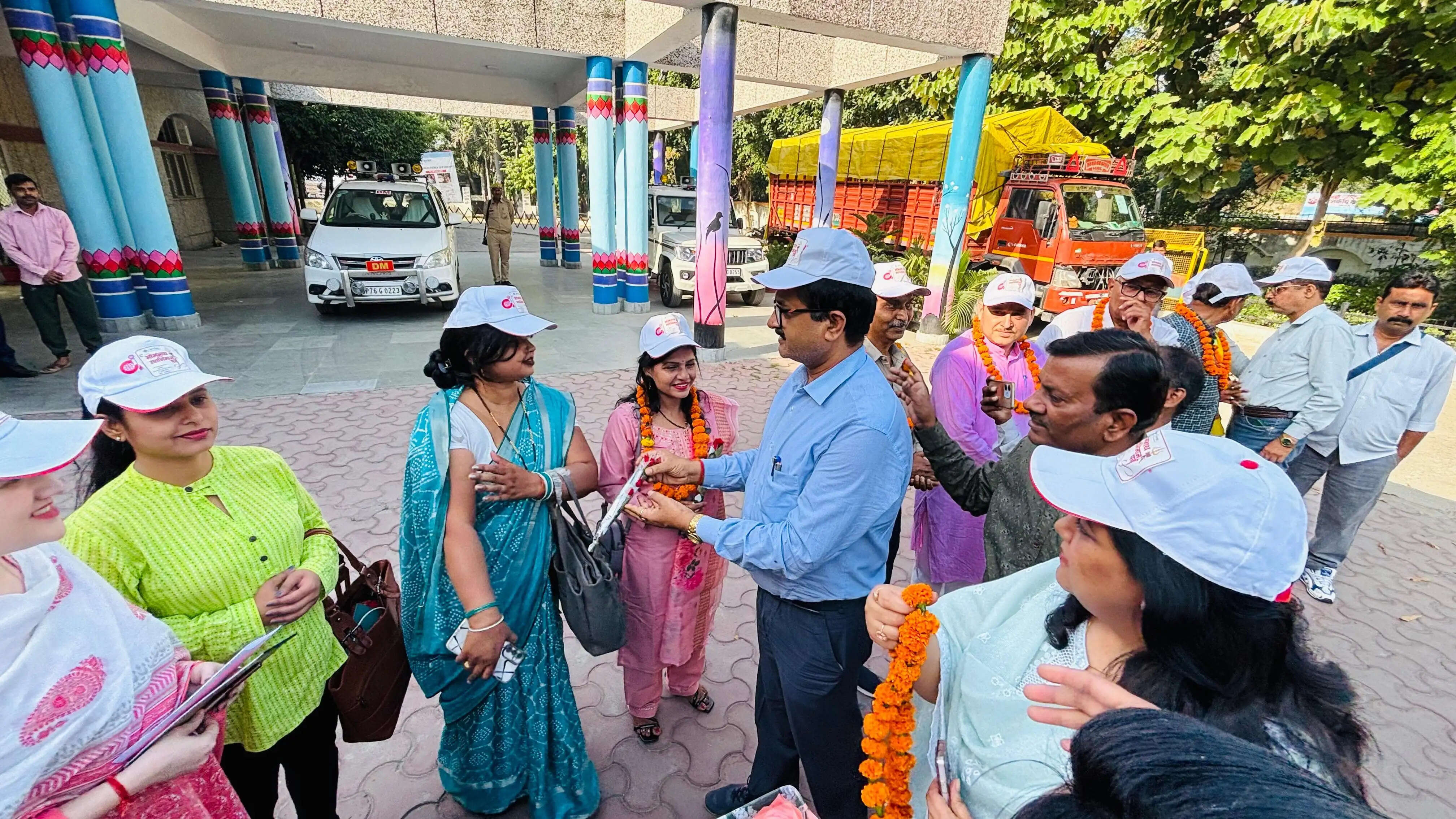 फर्रुखाबाद से सोमनाथ स्वाभिमान यात्रा के लिए दस यात्री लखनऊ रवाना