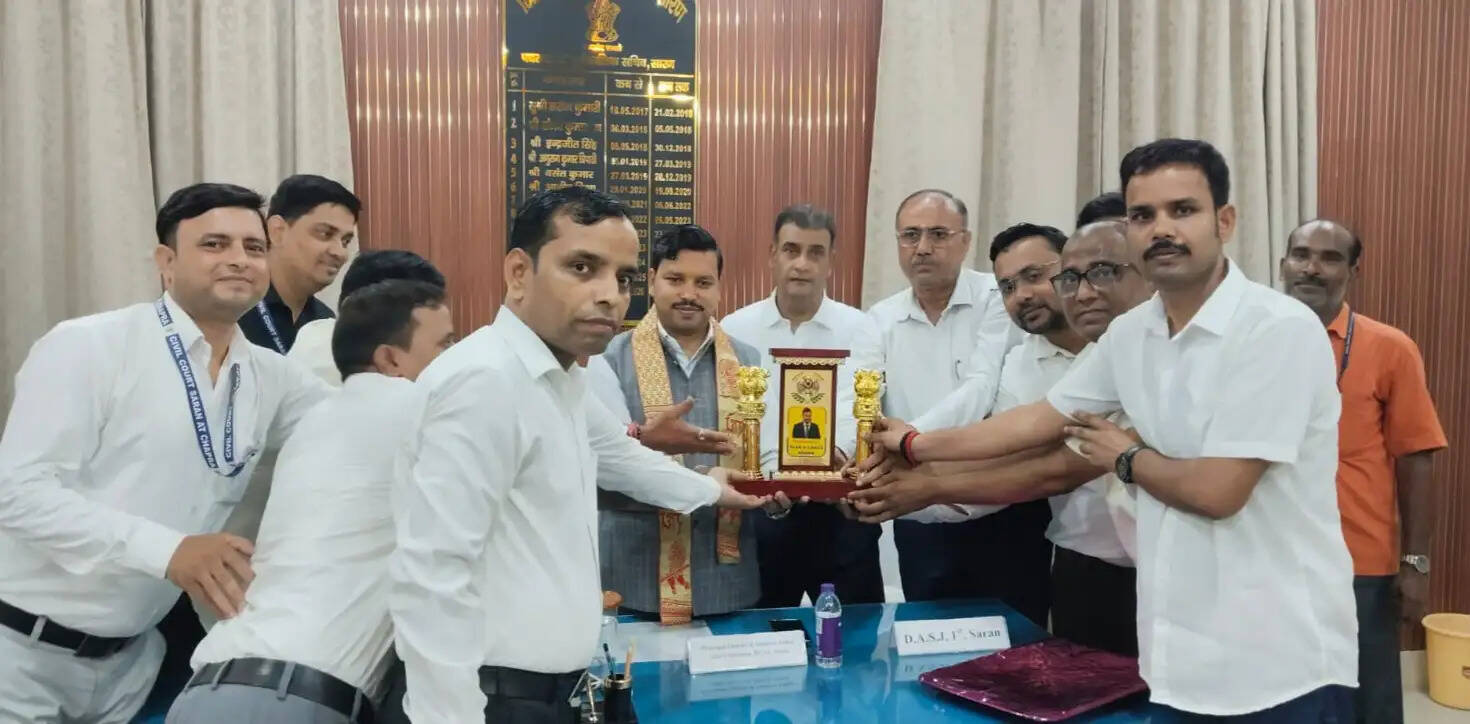 सारण न्यायमंडल ने प्रधान जिला एवं सत्र न्यायाधीश काे दी भव्य विदाई