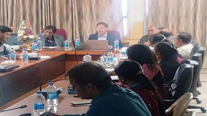 इंदौरः आगामी वित्तीय वर्ष की कार्ययोजना तैयार करने के संबंध में अपर मिशन संचालक ने ली बैठक