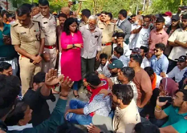 मप्र के रतलाम में गाय का कटा सिर मिलने पर भड़के हिंदू संगठन, सड़क पर अवशेष रखकर किया चक्काजाम