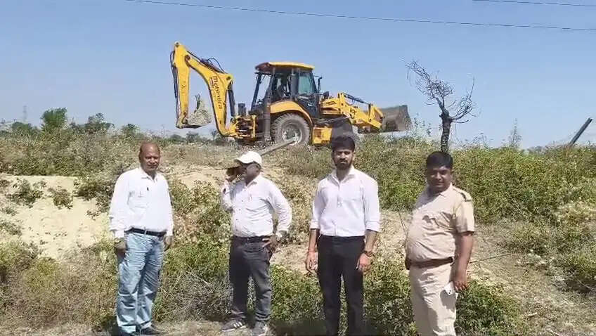 हाईकोर्ट के निर्देश पर 300 बीघा चरागाह भूमि से हटाया अतिक्रमण