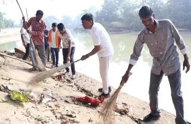 वन मंत्री केदार कश्यप ने किया श्रमदान, मारकंडी नदी घाट एवं जल कुंड की सफाई