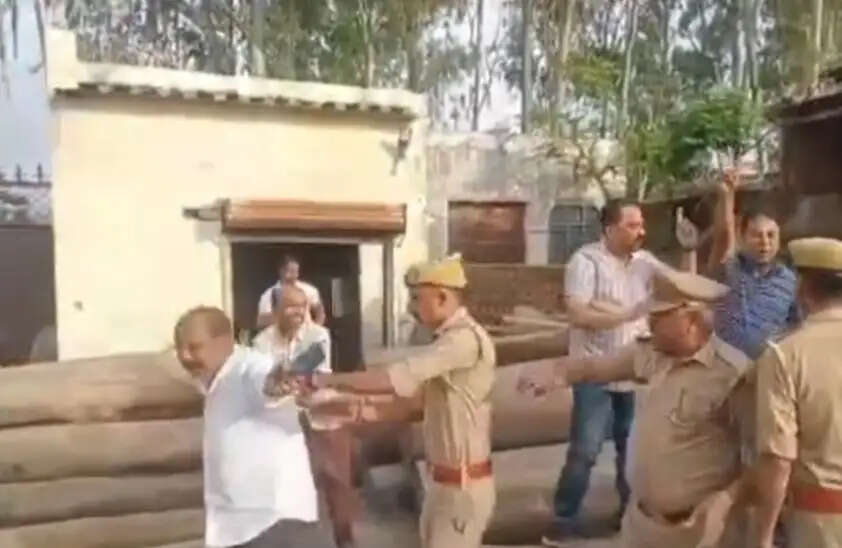 (अपडेट) पूर्व सांसद भारतेन्द्र सिंह पर जानलेवा हमले का प्रयास, पुलिस की मौजूदगी में दी गई गोली मारने की धमकी