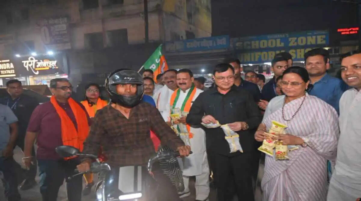 भाजपा के ऐतिहासिक जीत पर हर्ष, उद्योग मंत्री के साथ कार्यकर्ताओं ने झालमुड़ी और मिठाई बांटकर मनाया जीत का जश्न