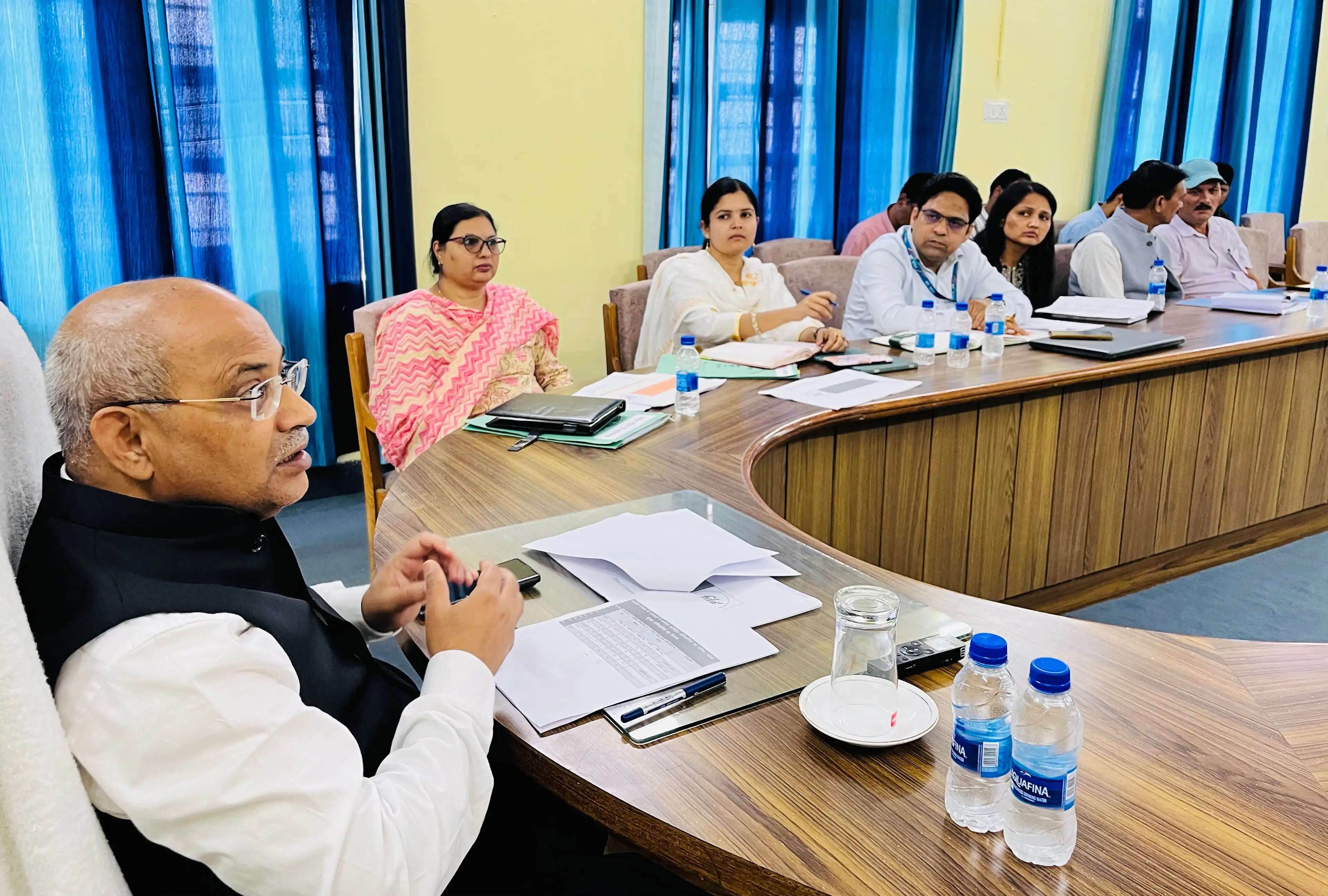 आयुक्त ने अधिकारियों को लगाई फटकार, योजनाओं में लापरवाही बर्दाश्त नहीं