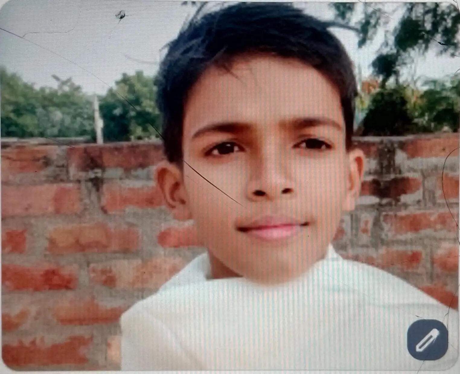 कंटेनर में हाइटेंशन लाइन का करंट दौड़ा, बालक की मौत, युवक झुलसा