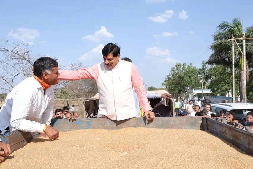उज्जैन: अचानक उपार्जन केंद्र का निरीक्षण करने पहुंचे मुख्यमंत्री, व्यवस्थाओं का लिया जायजा