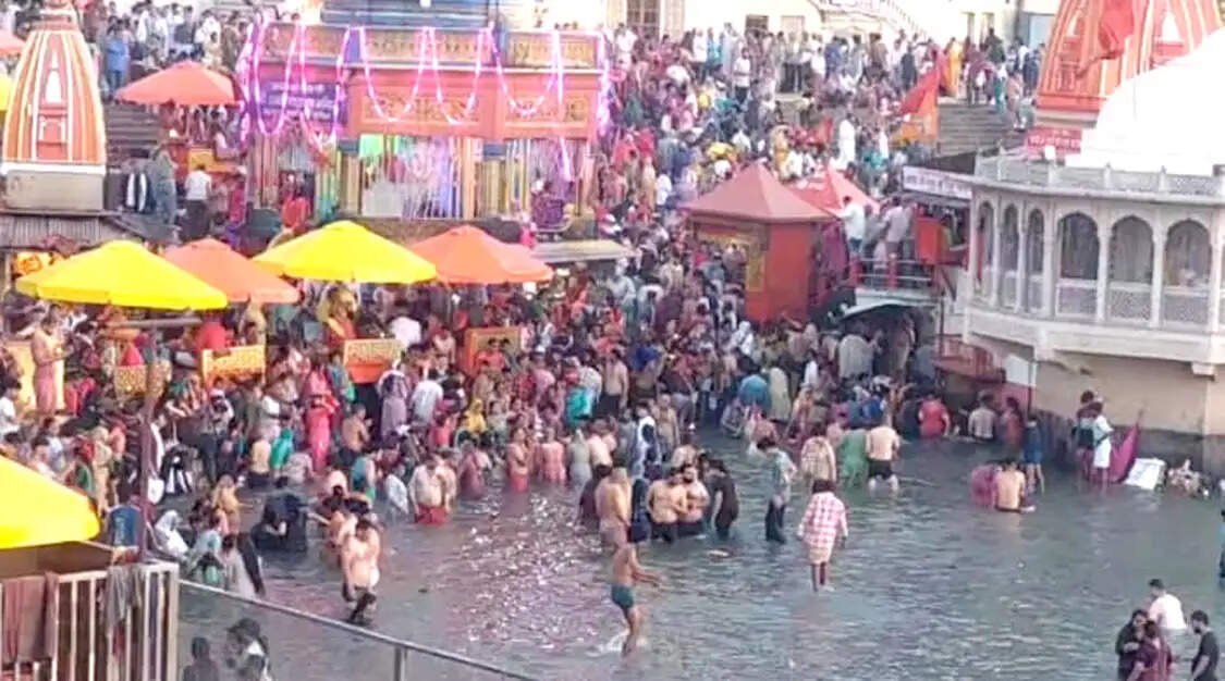 बैसाखी पर्व पर हरिद्वार में आस्था का सैलाब, गंगा घाटों पर उमड़ी श्रद्धालुओं की भीड़