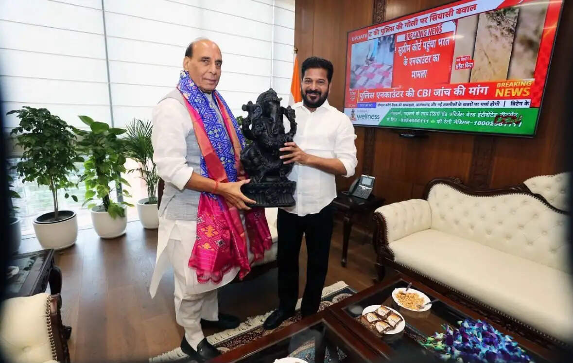 रेवंत रेड्डी ने राजनाथ सिंह से मुलाकात की, आदिलाबाद एयरपोर्ट, डीआरडीओ परियोजना पर मांगा सहयोग